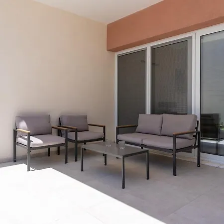 Modern Poolside At Paphos * Klorakas