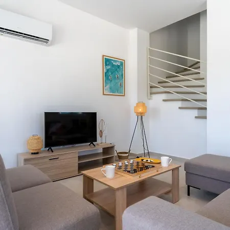 Vila Modern Poolside At Paphos