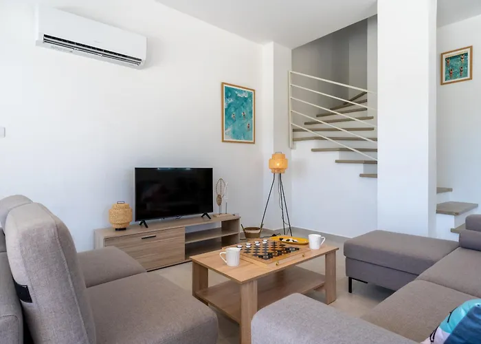 Vila Modern Poolside At Paphos