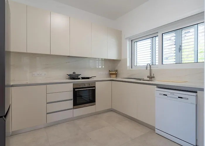 Vila Modern Poolside At Paphos