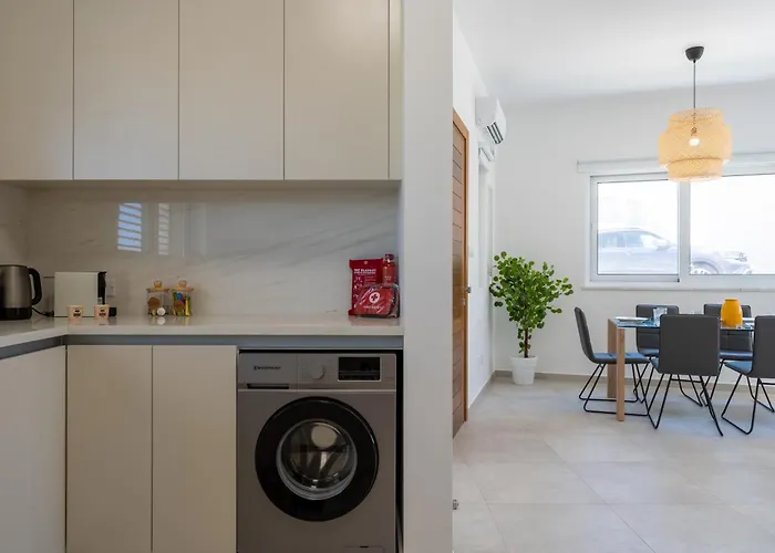 Modern Poolside At Paphos * Klorakas