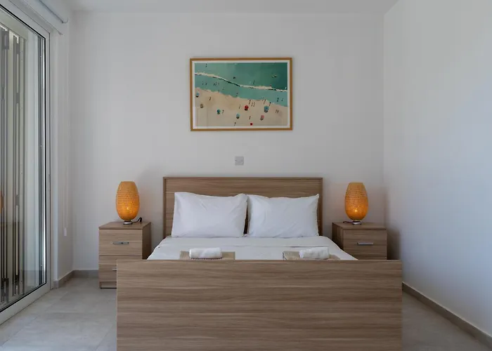 Vila Modern Poolside At Paphos