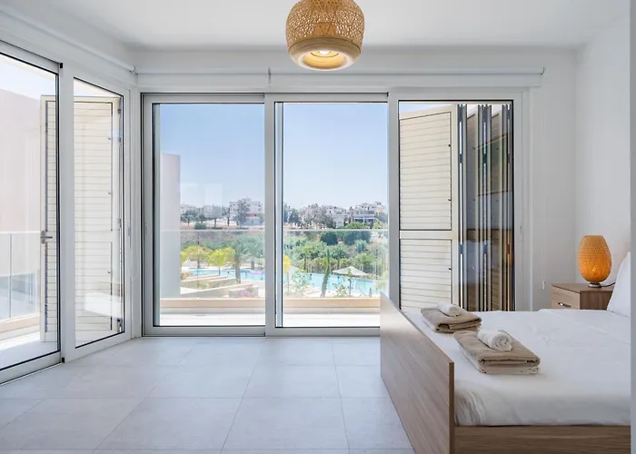 Modern Poolside At Paphos * Klorakas