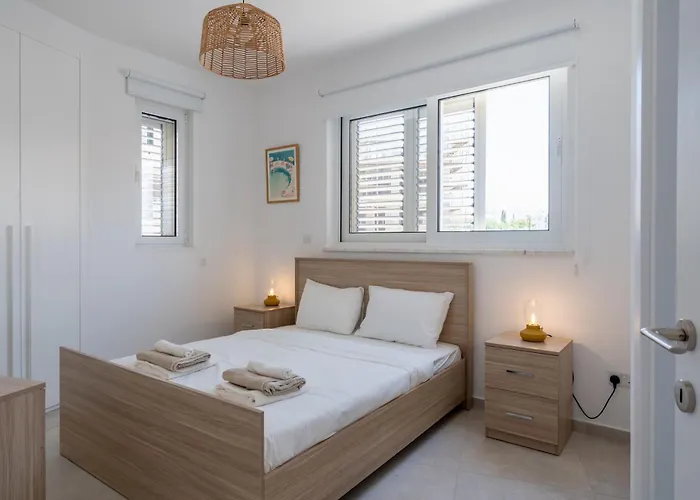 Vila Modern Poolside At Paphos *