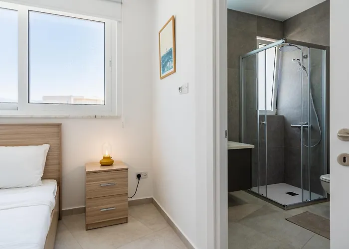 Modern Poolside At Paphos Vila *