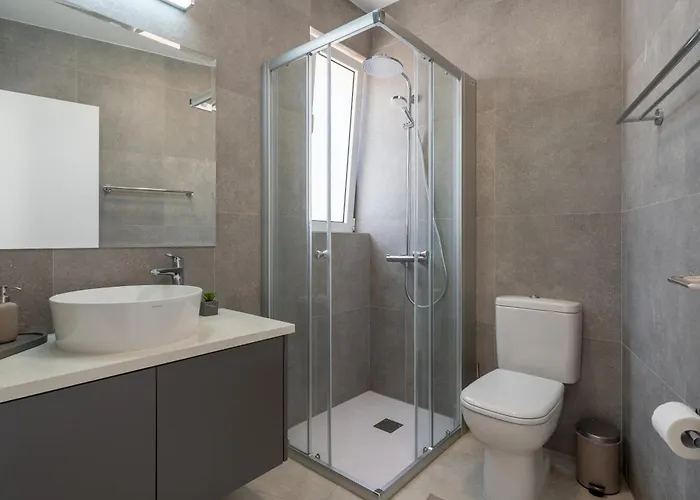 Modern Poolside At Paphos * Klorakas