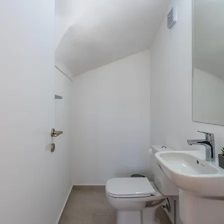 Modern Poolside At Paphos * Klorakas