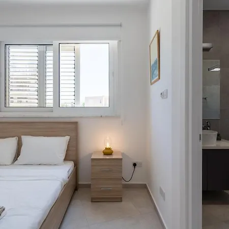 Modern Poolside At Paphos * Klorakas