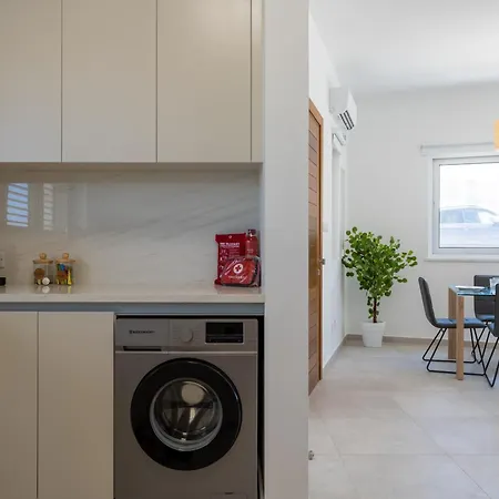 Modern Poolside At Paphos * Klorakas