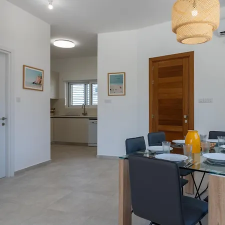 Vila Modern Poolside At Paphos Klorakas