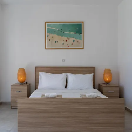 Vila Modern Poolside At Paphos