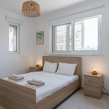 Vila Modern Poolside At Paphos *