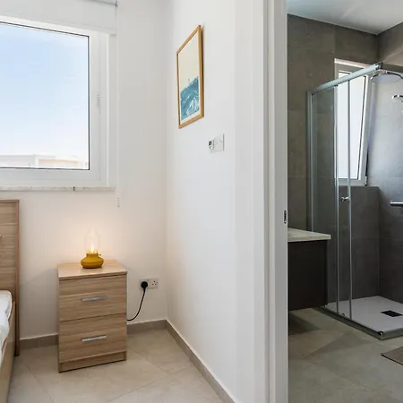 Modern Poolside At Paphos Vila *
