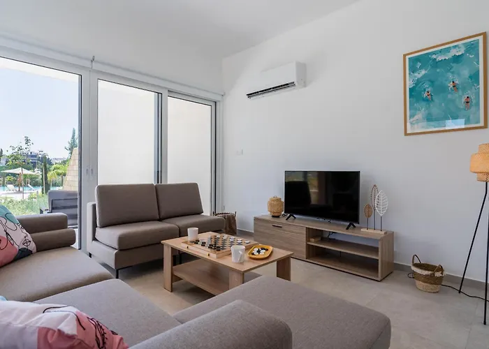 וילה Modern Poolside At Paphos *