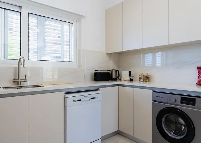 Modern Poolside At Paphos וילה