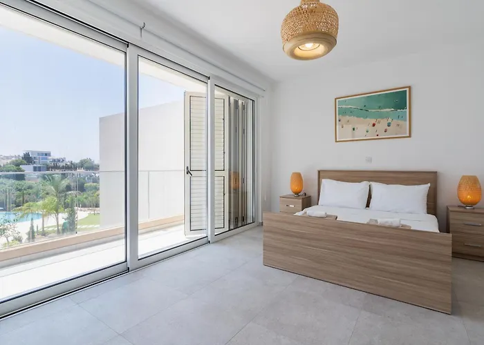 Modern Poolside At Paphos וילה