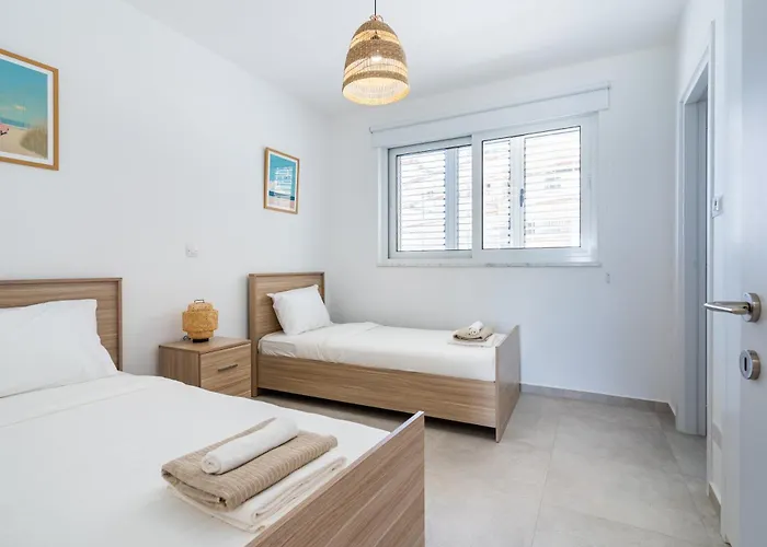 Modern Poolside At Paphos וילה Klorakas